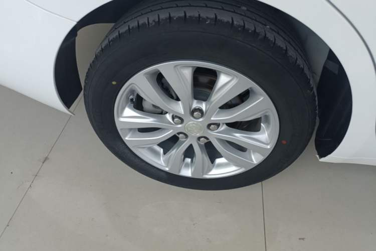 Used Buick GT 2021 Revised Version Flagship 1.5L Automatic Entry-Level Trim Right Rear Wheel Hub