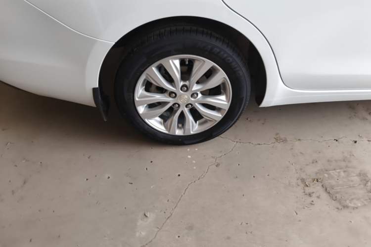 Used Buick GT 2021 Revised Version Flagship 1.5L Automatic Entry-Level Trim Right Rear Wheel Hub