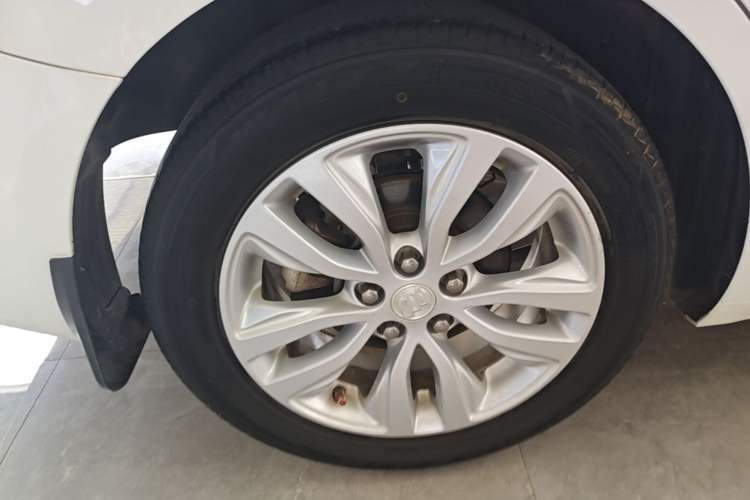 Used Buick GT 2021 Revised Version Flagship 1.5L Automatic Entry-Level Trim Right Rear Wheel Hub