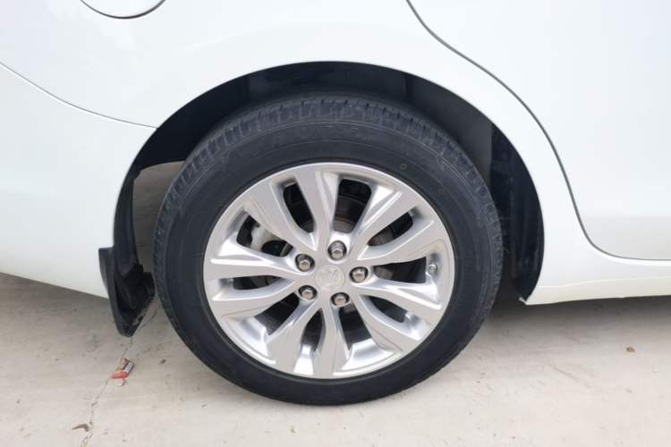 Used Buick GT 2021 Revised Version Flagship 1.5L Automatic Entry-Level Trim Right Rear Wheel Hub
