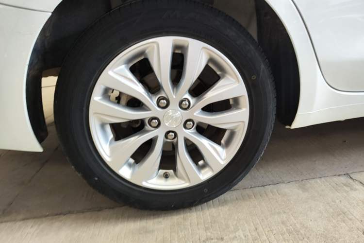 Used Buick GT 2021 Revised Version Flagship 1.5L Automatic Entry-Level Trim Right Rear Wheel Hub