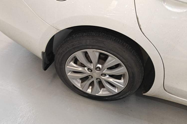 Used Buick GT 2021 Revised Version Flagship 1.5L Automatic Entry-Level Trim Right Rear Wheel Hub