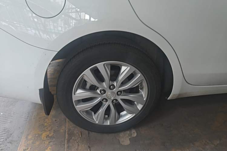 Used Buick GT 2021 Revised Version Flagship 1.5L Automatic Entry-Level Trim Right Rear Wheel Hub