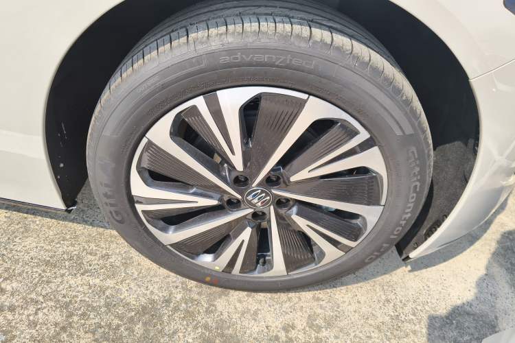 Used Buick L7 2025 Model Luxury Edition Right Front Wheel Hub