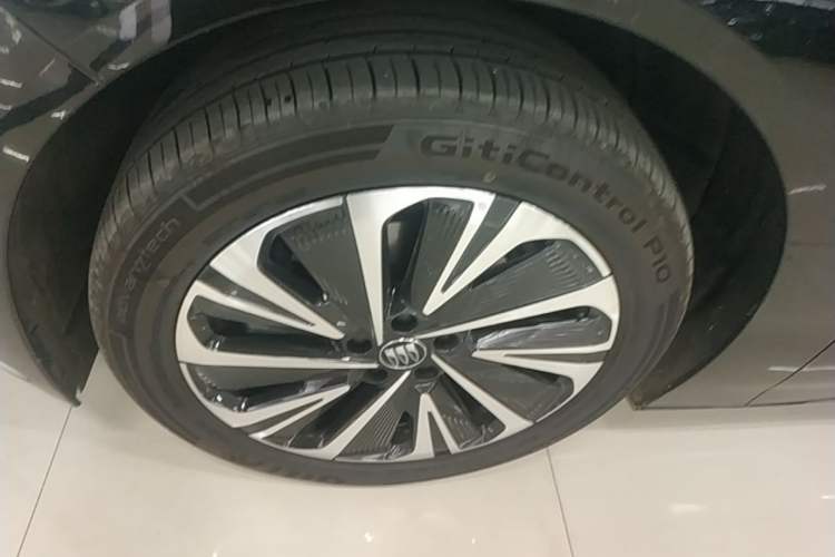 Used Buick L7 2025 Model Luxury Edition Exterior 3