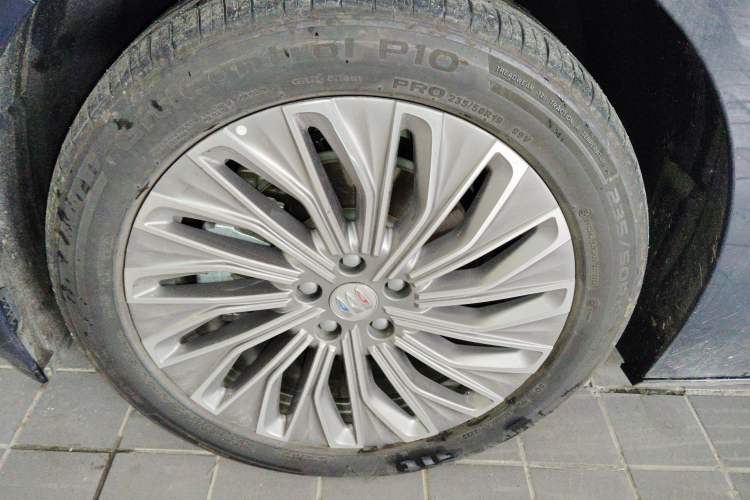 Used Buick L7 2025 Model Aivia Exterior 2