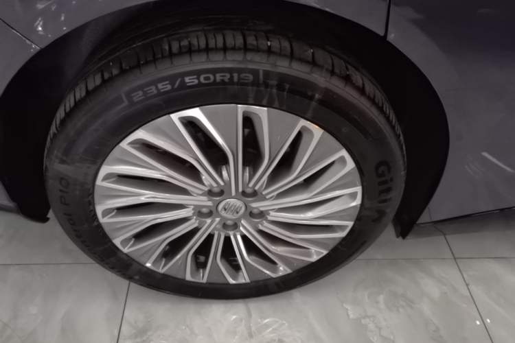Used Buick L7 2025 Model Aivia Right Rear Wheel Hub