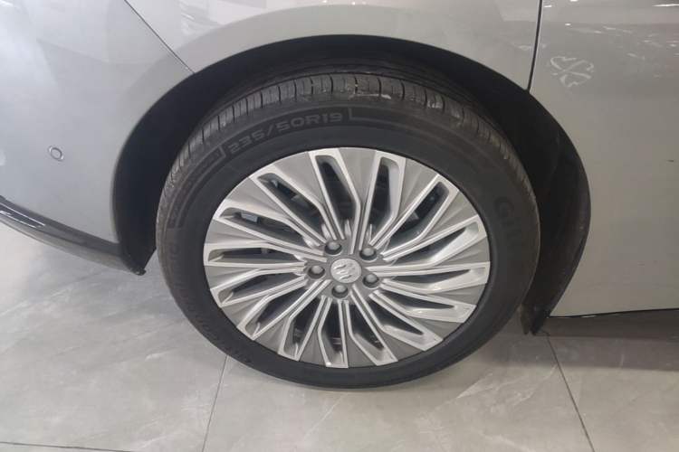 Used Buick L7 2025 Model Aivia Right Rear Wheel Hub