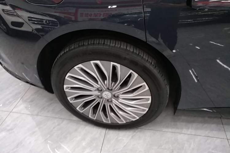 Used Buick L7 2025 Model Aivia Right Rear Wheel Hub