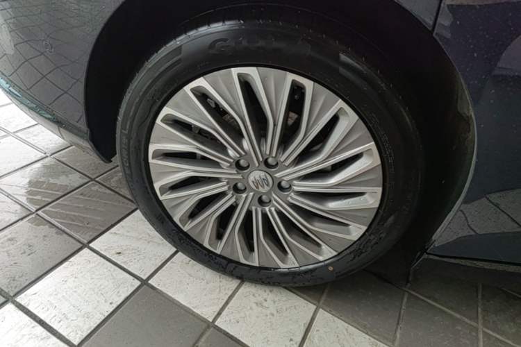 Used Buick L7 2025 Model Aivia Right Rear Wheel Hub