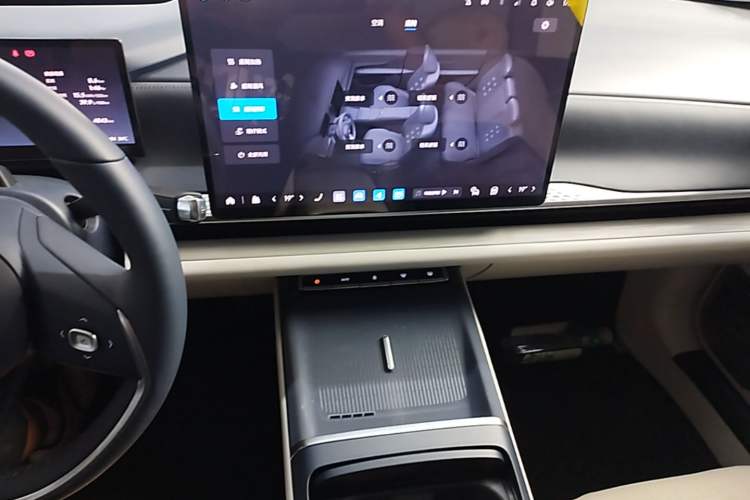Used Buick L7 2025 Model Luxury Leisure Smart Driving Edition Audio And AC Panel