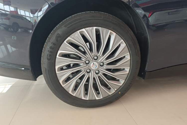 Used Buick L7 2025 Model Aivia Exterior 5