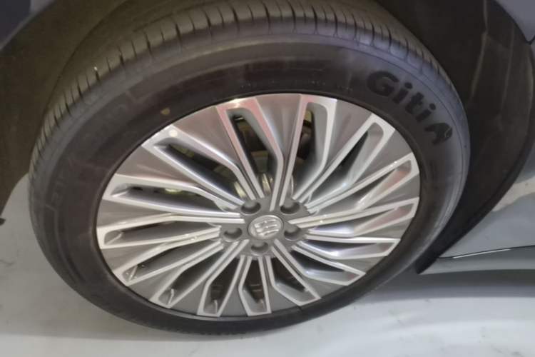 Used Buick L7 2025 Model Aivia Right Rear Wheel Hub