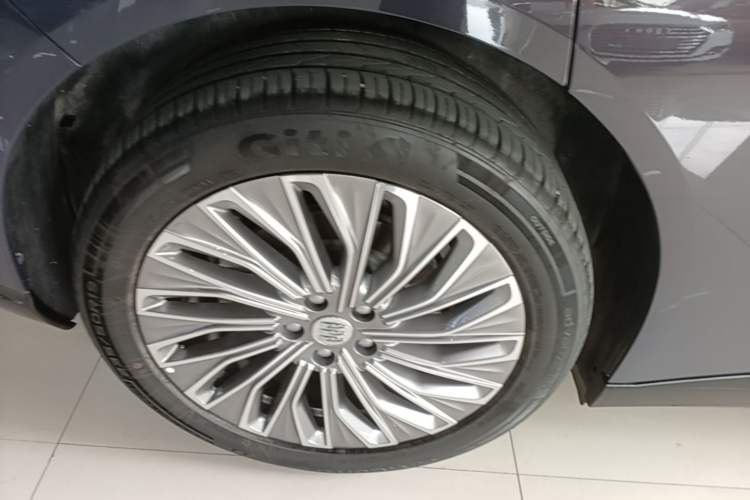 Used Buick L7 2025 Model Aivia Right Rear Wheel Hub