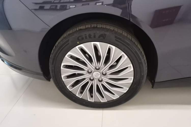 Used Buick L7 2025 Model Aivia Right Rear Wheel Hub