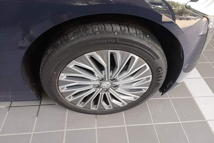 Used Buick L7 2025 Model Aivia Right Rear Wheel Hub