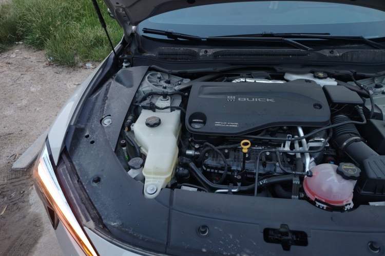 Used Buick L7 2025 Model Luxury Edition Engine Bay Right
