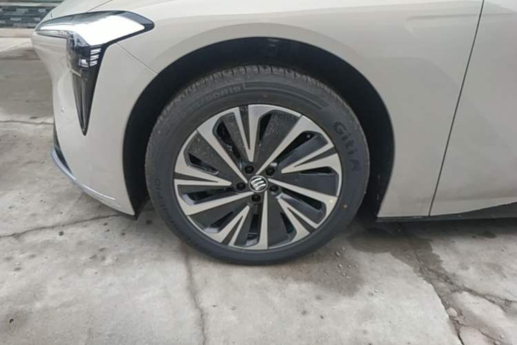 Used Buick L7 2025 Model Luxury Edition Left Front Wheel Hub