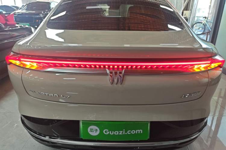 Used Buick L7 2025 Model Luxury Edition Rear
