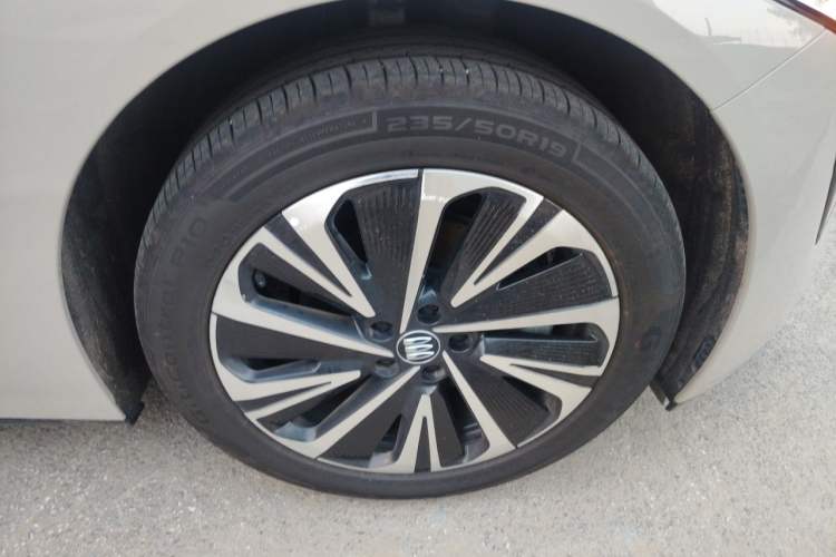 Used Buick L7 2025 Model Luxury Edition Right Front Wheel Hub