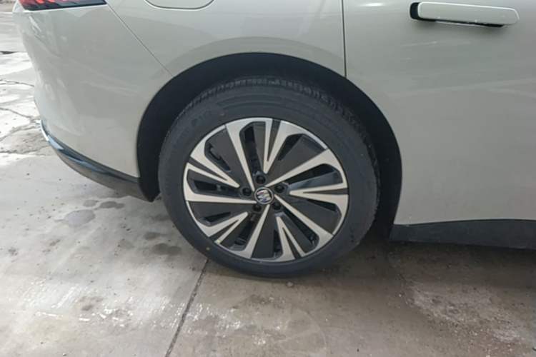 Used Buick L7 2025 Model Luxury Edition Right Rear Wheel Hub