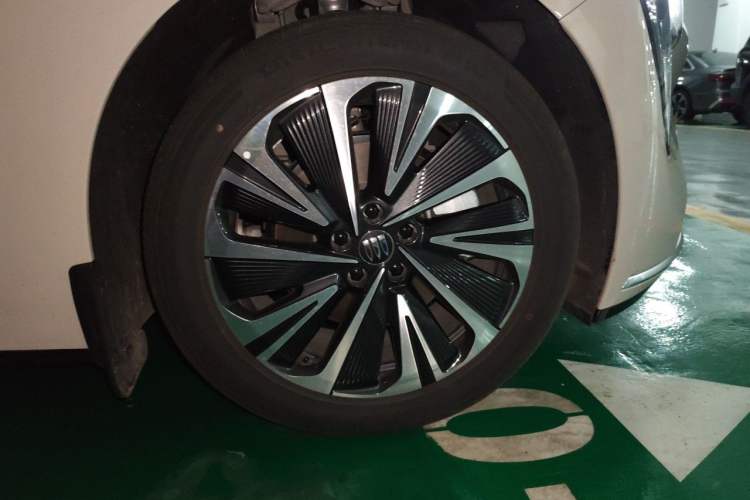 Used Buick L7 2025 Model Prestige Edition Right Front Wheel Hub