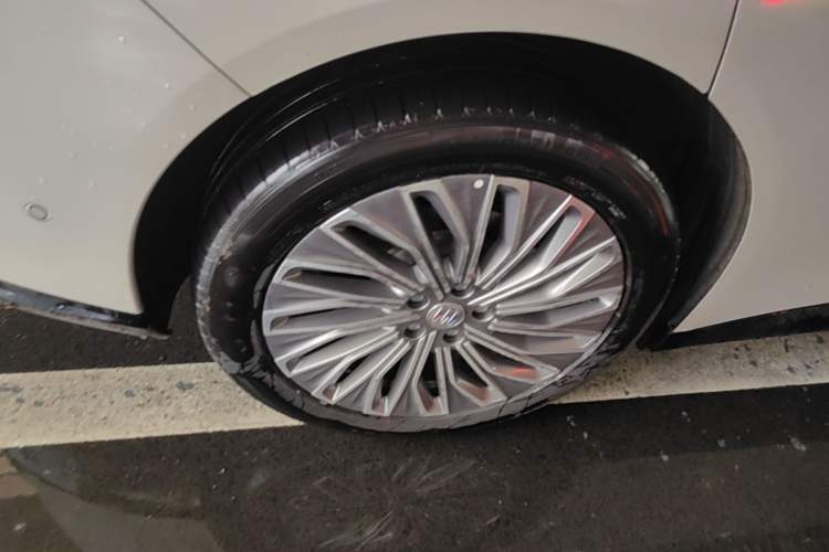 Used Buick L7 2025 Model Aivia Right Rear Wheel Hub