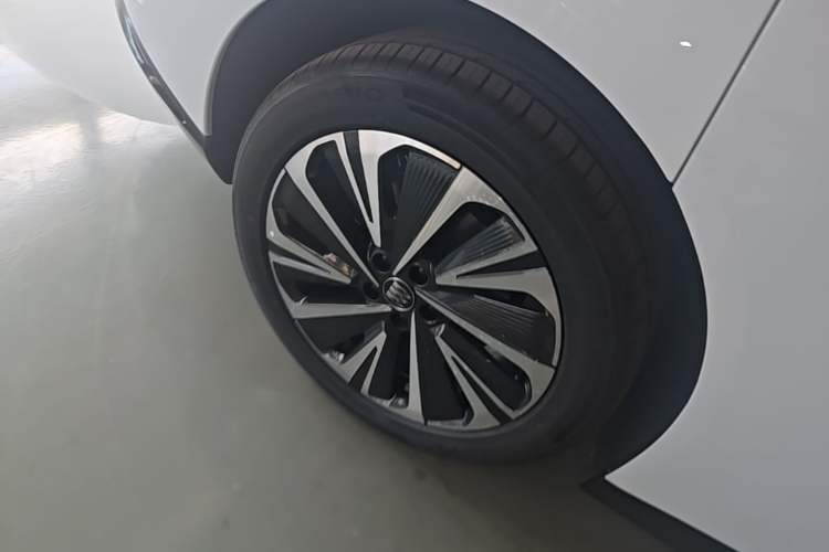 Used Buick L7 2025 Model Prestige Edition Right Rear Wheel Hub