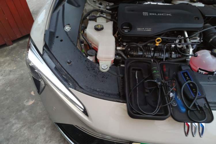 Used Buick L7 2025 Model Luxury Edition Engine Bay Right