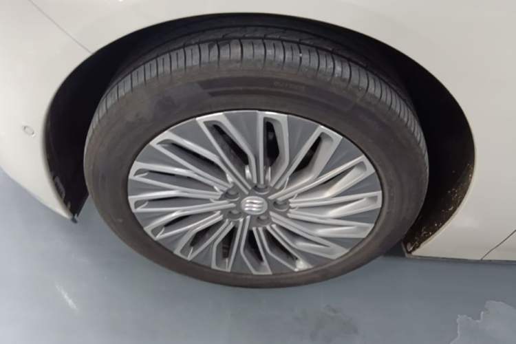 Used Buick L7 2025 Model Aivia Exterior 4