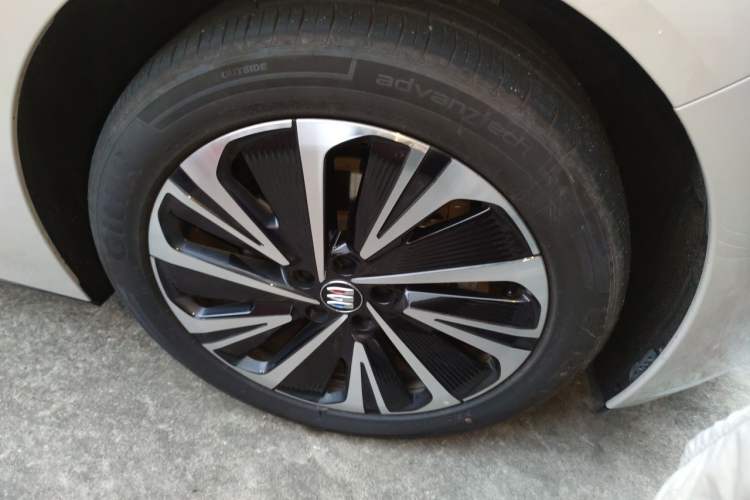 Used Buick L7 2025 Model Luxury Edition Right Front Wheel Hub
