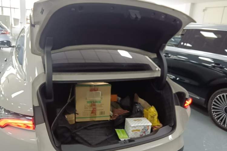 Used Buick L7 2025 Model Aivia Trunk