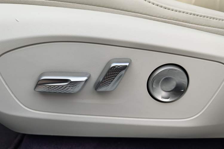 Used Buick L7 2025 Model Aivia Interior 6