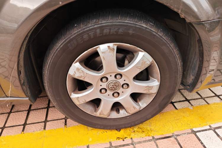 Used Buick LaCrosse 2006 2.4 Luxury Model Right Front Wheel Hub