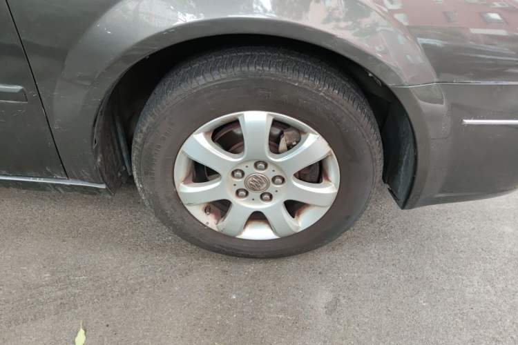 Used Buick LaCrosse 2006 2.4 Comfort Edition Right Front Wheel Hub