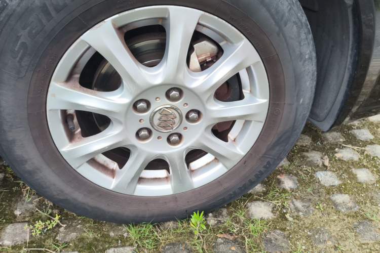 Used Buick LaCrosse 2008 2.4 Comfort Edition Right Front Wheel Hub