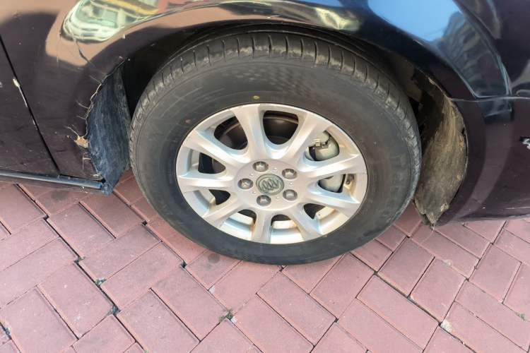 Used Buick LaCrosse 2008 2.4 Comfort Edition Right Front Wheel Hub