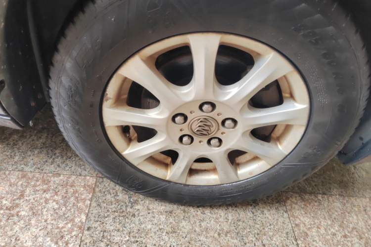 Used Buick LaCrosse 2008 2.4 Comfort Edition Right Front Wheel Hub