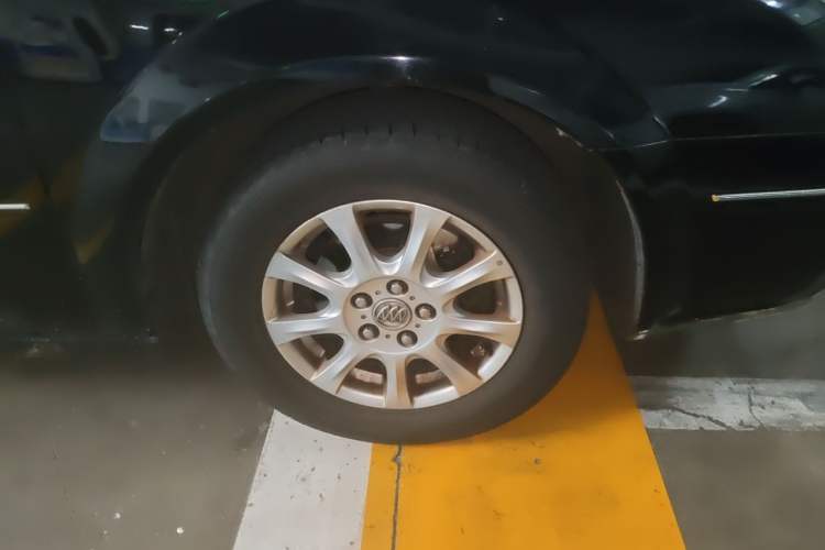 Used Buick LaCrosse 2008 2.4 Luxury Navigation Edition Right Front Wheel Hub