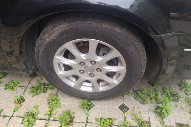 Used Buick LaCrosse 2008 2.4 Comfort Edition Right Front Wheel Hub