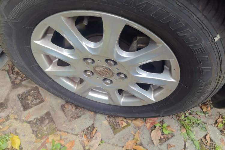 Used Buick LaCrosse 2008 2.4 Comfort Edition Right Front Wheel Hub