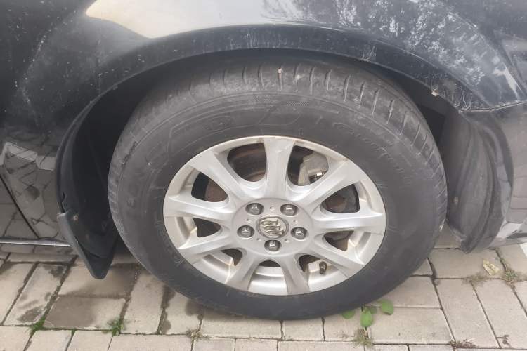 Used Buick LaCrosse 2008 2.4 Comfort Edition Right Front Wheel Hub