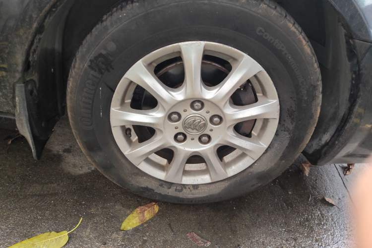 Used Buick LaCrosse 2008 2.4 Luxury Navigation Edition Right Front Wheel Hub