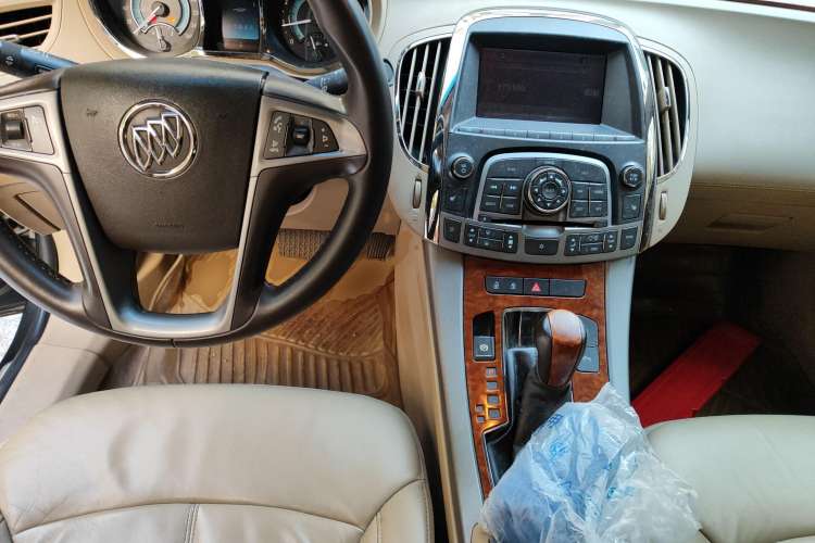 Used Buick LaCrosse 2009 2.4L Haoya Edition Center Console