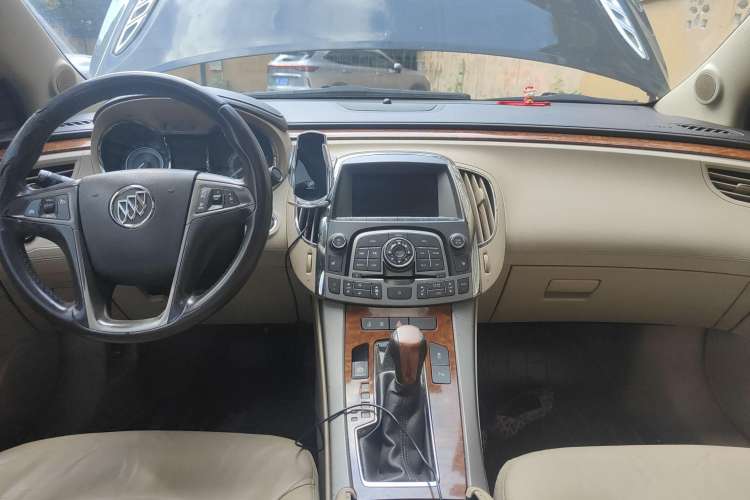 Used Buick LaCrosse 2009 2.4L Haoya Edition Center Console
