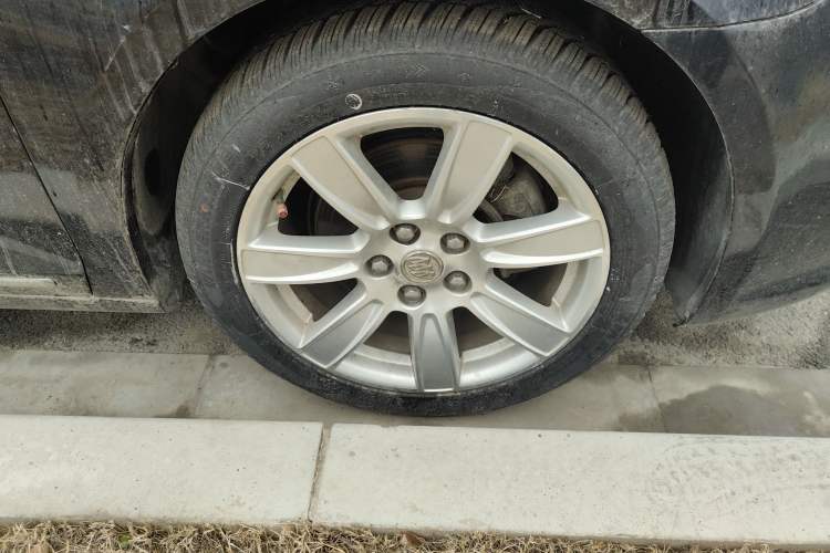 Used Buick LaCrosse 2009 2.4L Luxury Edition Right Front Wheel Hub