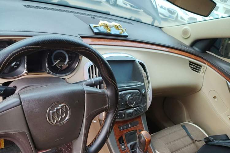 Used Buick LaCrosse 2010 2.0T Comfort Edition Center Console