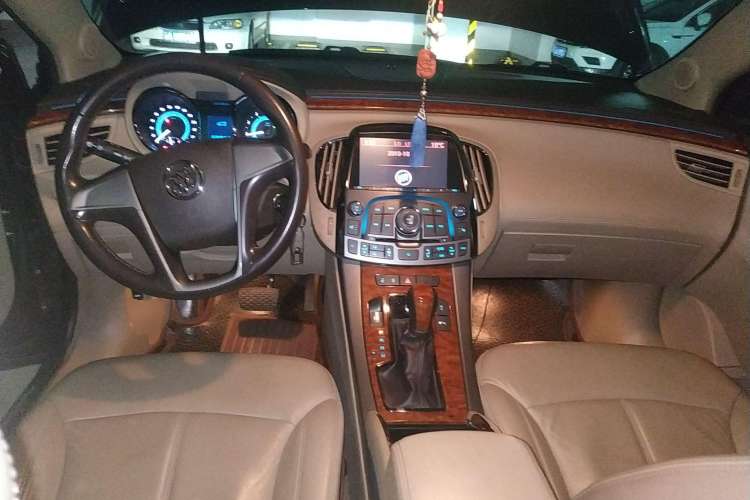 Used Buick LaCrosse 2010 2.0T Comfort Edition Center Console