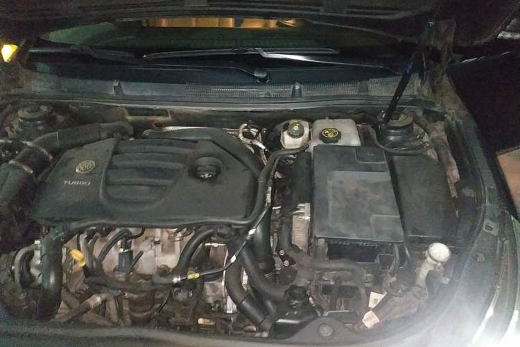 Used Buick LaCrosse 2010 2.0T Comfort Edition Engine Bay Left