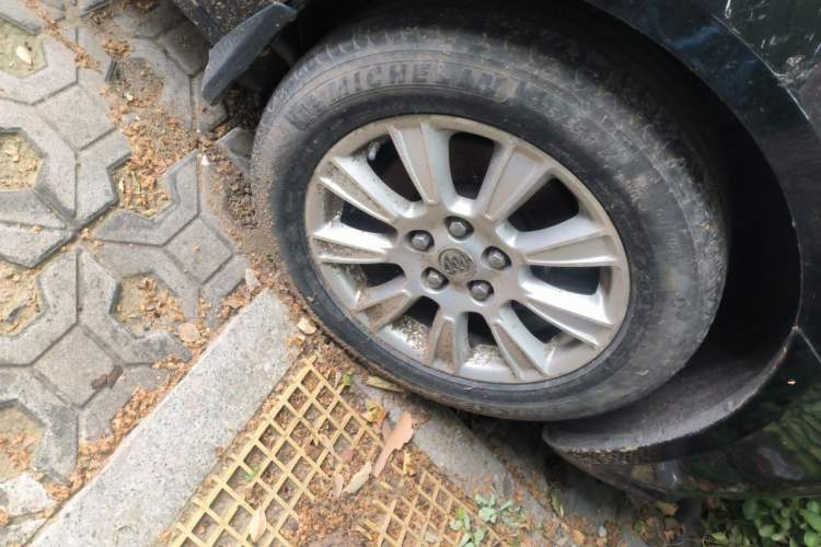 Used Buick LaCrosse 2010 2.4L Elegant Edition Right Front Wheel Hub